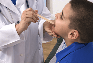 Carlos Almoyna niño en consulta medica